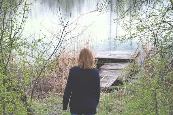 Vrouw op de horizontale Lake — Stockfoto