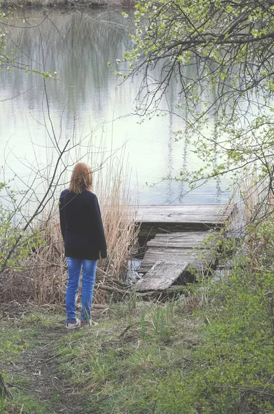Vrouw op de verticale Lake — Stockfoto