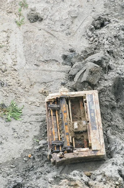 Сломанный принтер в грязи — стоковое фото