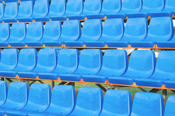 Blå plast stolar — Stockfoto