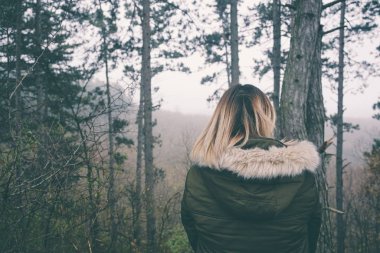 Kadında orman arkadan görünüm