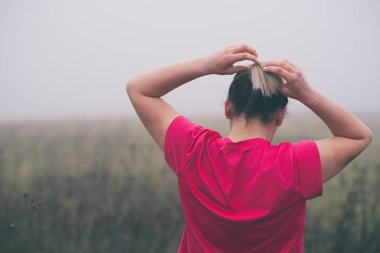 Kadın sabitleme saç açık havada