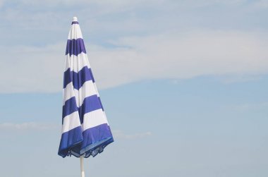 Mavi ve beyaz çizgili şemsiye