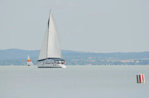 Barca a vela bianca sul Lago Balaton — Foto Stock