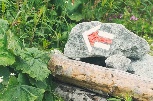 Sentier de randonnée flèche rouge marque — Photo