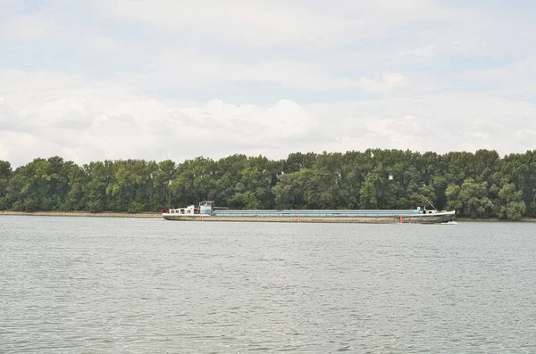 驳船在多瑙河河 — 图库照片
