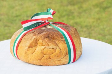 Macar üç renkli şerit ile ekmek