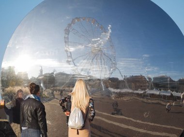 İnsanlar Gyor Şehir Yansımasını İzliyor