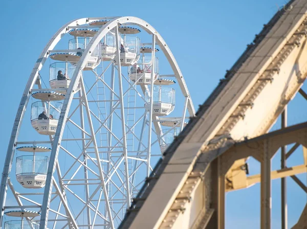 Roda gigante e ponte de Kossuth em Gyor, Hungria — Fotografia de Stock