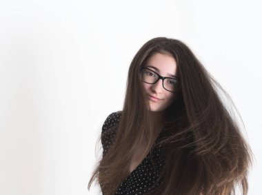 Zincirli Uzun Saçlı Esmer Genç Bir Kızın Portresi