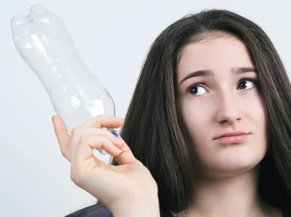 Adolescente Morena Cabelos Compridos Olhando Para Garrafa Plástico Vazio — Fotografia de Stock