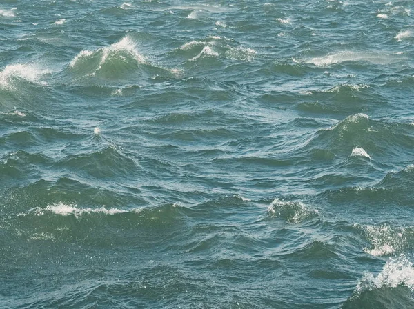 Grünliche Wasseroberfläche Mit Stürmischen Wellen Großaufnahme — Stockfoto