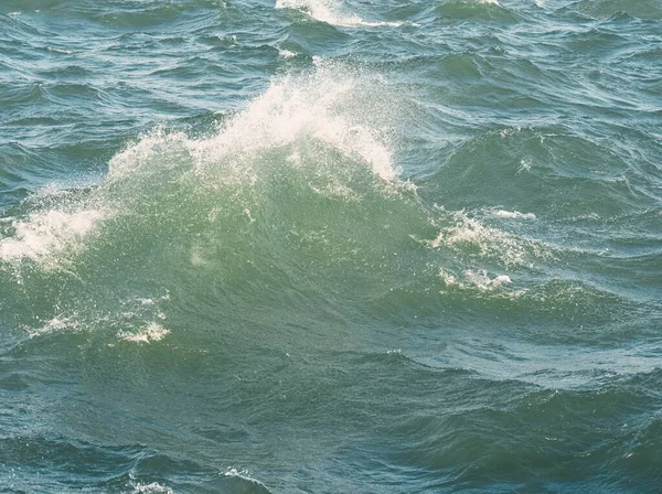 Surface Eau Verdâtre Avec Vagues Orageuses Gros Plan — Photo