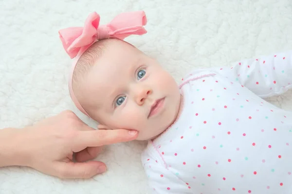 Adorable Bébé Fille Avec Bande Cheveux Rose Douce Main Mère — Photo