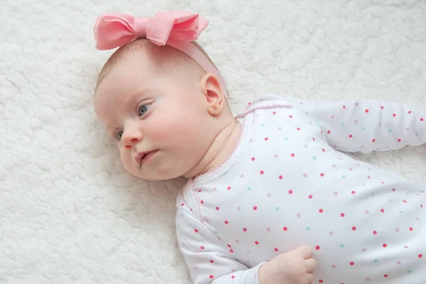 Adorable Bébé Fille Avec Bande Cheveux Rose Posant Sur Photoshoot — Photo