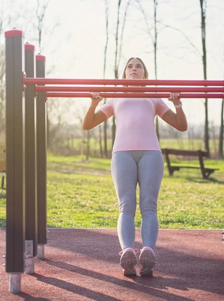 Jovem Mulher Fazendo Australian Pull Ups Parque — Fotografia de Stock