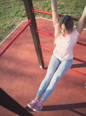 Genç Atletik Kadın Parktaki Duvarlarda Egzersiz Yapıyor