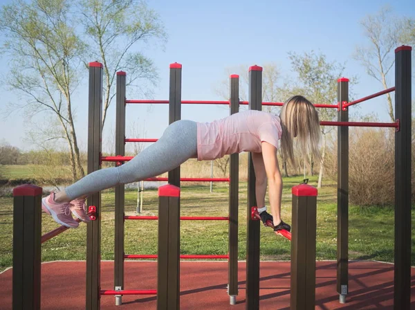 Ung Atletisk Kvinna Gör Push Ups Apa Barer Parken — Stockfoto