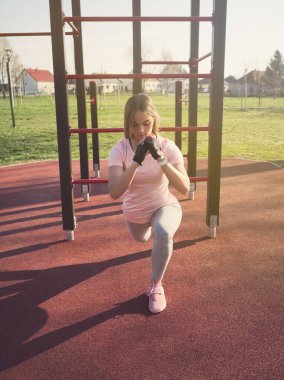 Genç Atletik Kadın Parktaki Wall Bar 'da egzersiz yapıyor.