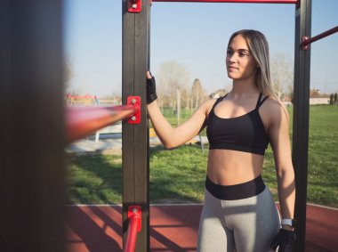 Parktaki Maymun Barlarında Spor Giysileri Giyen Genç Atletik Kadın