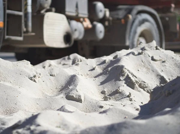 Feines Weißes Sand Baumaterial Mit Lkw Hintergrund Angehäuft — Stockfoto