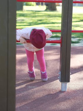 Parkta Maymun Çubuklarına Asılı Küçük Kız
