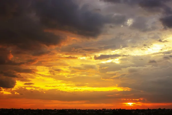 Schöner Abendhimmel mit bunten Wolken nach dem Sonnenuntergang. Erstaunlich — Stockfoto