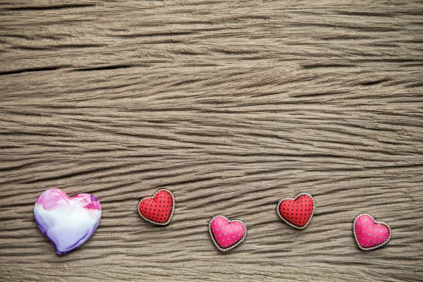 Fond Saint-Valentin avec des cœurs sur fond de bois . — Photo