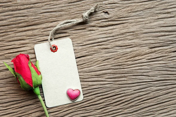 Fond Saint-Valentin avec coeur, rose et tag sur fond en bois — Photo