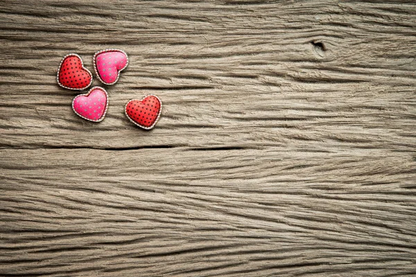 Día de San Valentín fondo con corazones sobre fondo de madera . — Foto de Stock