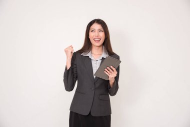 Asya işkadını dijital tablet yandan, isolat ile mutlu