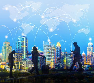 Sillhouetted iş adamları ile akıllı telefon kullanarak bulanıklık city ni