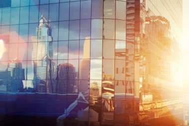 Windows, Bangkok, inci iş gökdelenler batımında yansıyan