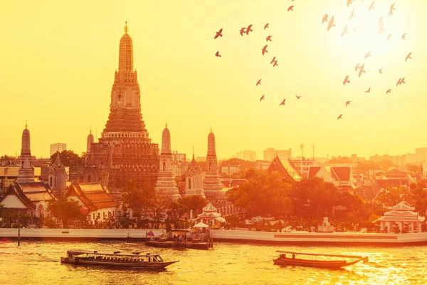 Wat arun με πουλιά που πετούν στο ηλιοβασίλεμα στην Μπανγκόκ, Ταϊλάνδη. — Φωτογραφία Αρχείου