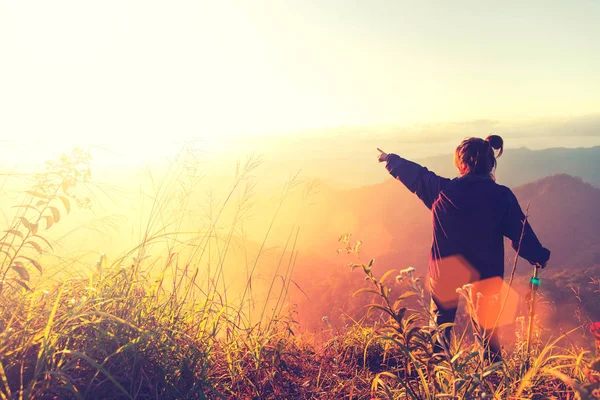 Primeira manhã de luz com neblina e nevoeiro. Viajante feliz com h — Fotografia de Stock