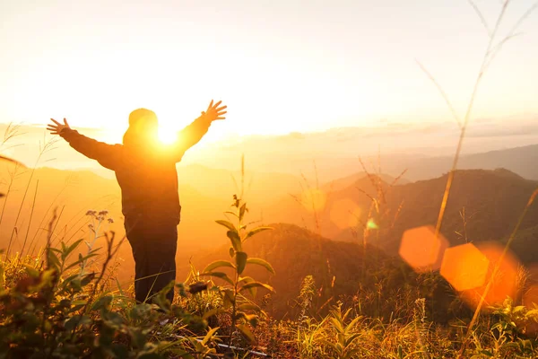 İlk puslu ve sisli sabah ışık. H ile mutlu Gezgin