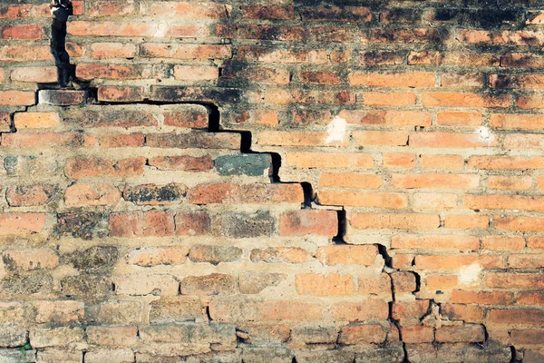 Vecchi mattoni muro con incrinato e grunge per sfondo astratto . — Foto Stock