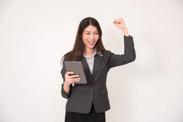 Mujer de negocios asiática está feliz con la tableta digital en la mano, isolat — Foto de Stock