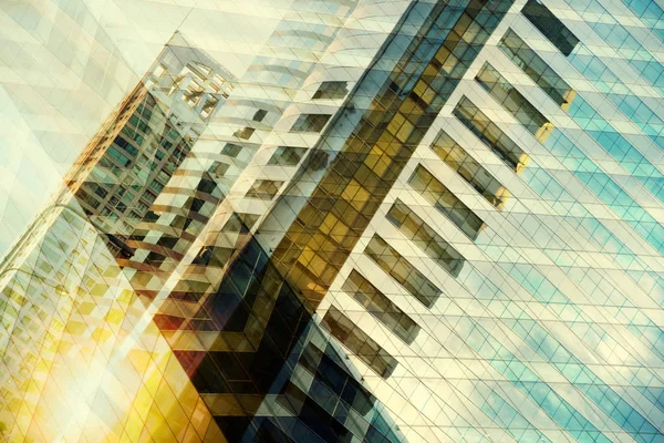 Szklanka wysoka z nowoczesnym budynku z błękitne niebo i chmury o zachodzie słońca dla — Zdjęcie stockowe