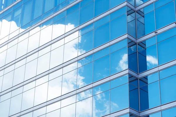 Primer plano del edificio de oficinas con reflejo del cielo azul y clou —  Fotos de Stock