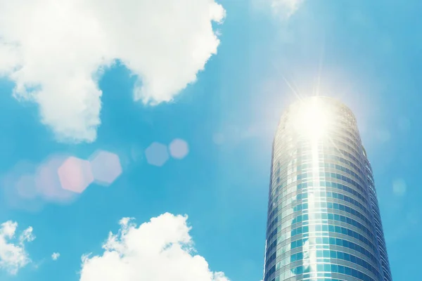 Wysoka nowoczesny budynek ze szkła z błękitne niebo i słońce. Busi — Zdjęcie stockowe