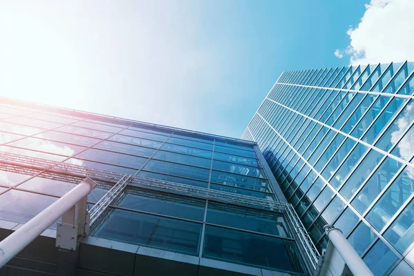 Ventanas de rascacielos Oficina de Negocios con cielo azul, Corporativo b —  Fotos de Stock