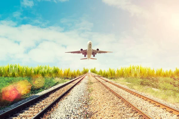Uçak ve tren gün batımında. Seyahat ya da Transporttation backgr