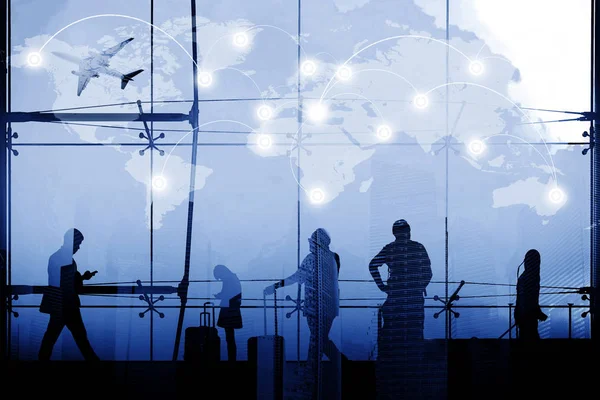 Silhouetted ανθρώπων σε αεροδρόμιο στο ηλιοβασίλεμα. Επαγγελματίες και συνδέστε — Φωτογραφία Αρχείου