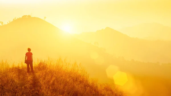 Jeune voyageur debout à la montagne au lever du soleil. Voyages, vacances — Photo