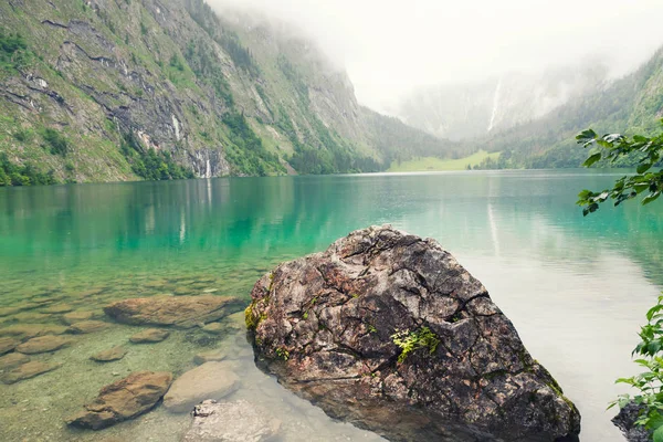 Skála nad vodu v jezeře. Čerstvé přírodní dovolená. — Stock fotografie