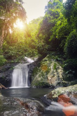Tayland Natio dağ güneş ışığı ile Krak-E-Dok şelale