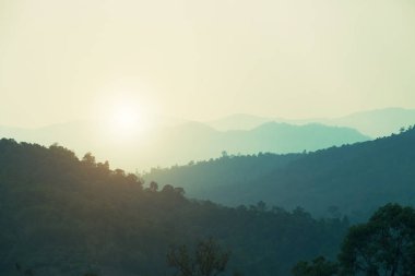 Gün batımında sis tepelerde. Güzel manzara arka plan. 