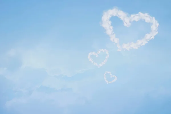 Kalp mavi gökyüzünde bulut şeklinde. Valentine ve düğün arka plan
