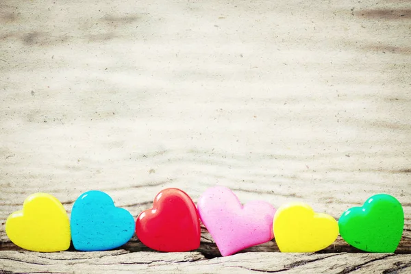 Corazón colorido en mesa de madera para San Valentín y el fondo de la boda — Foto de Stock